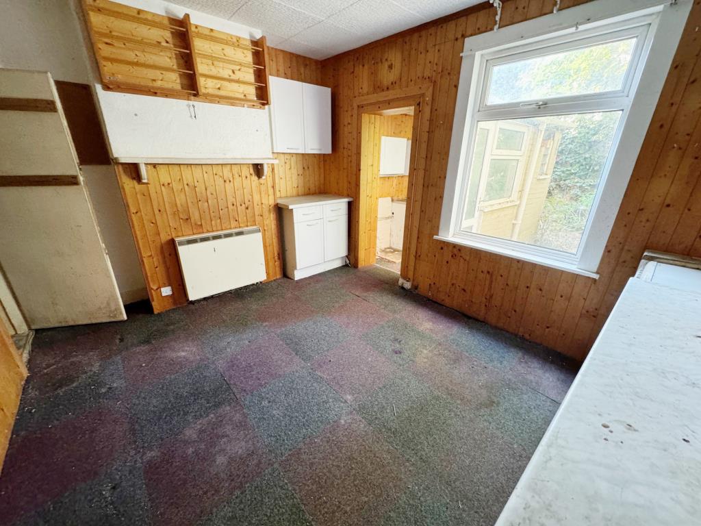 Lot: 104 - TERRACE HOUSE FOR IMPROVEMENT - Dining Room